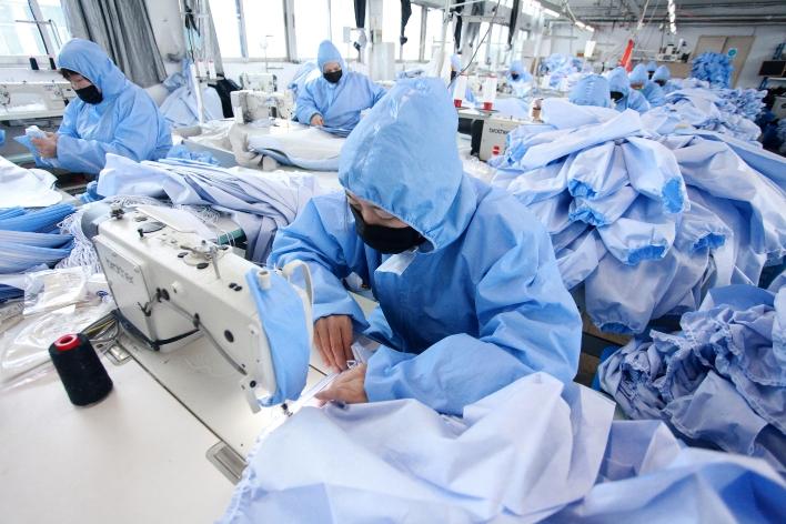 從一件防護(hù)服看揚(yáng)企力量：模具企業(yè)的轉(zhuǎn)型擔(dān)當(dāng)